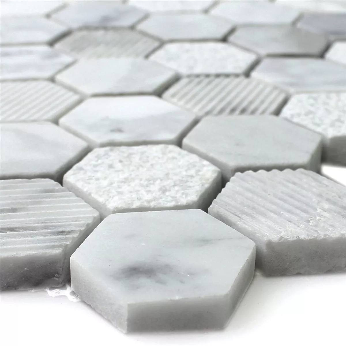 Muster von Mosaikfliesen Hexagon Naturstein Carrara Weiss