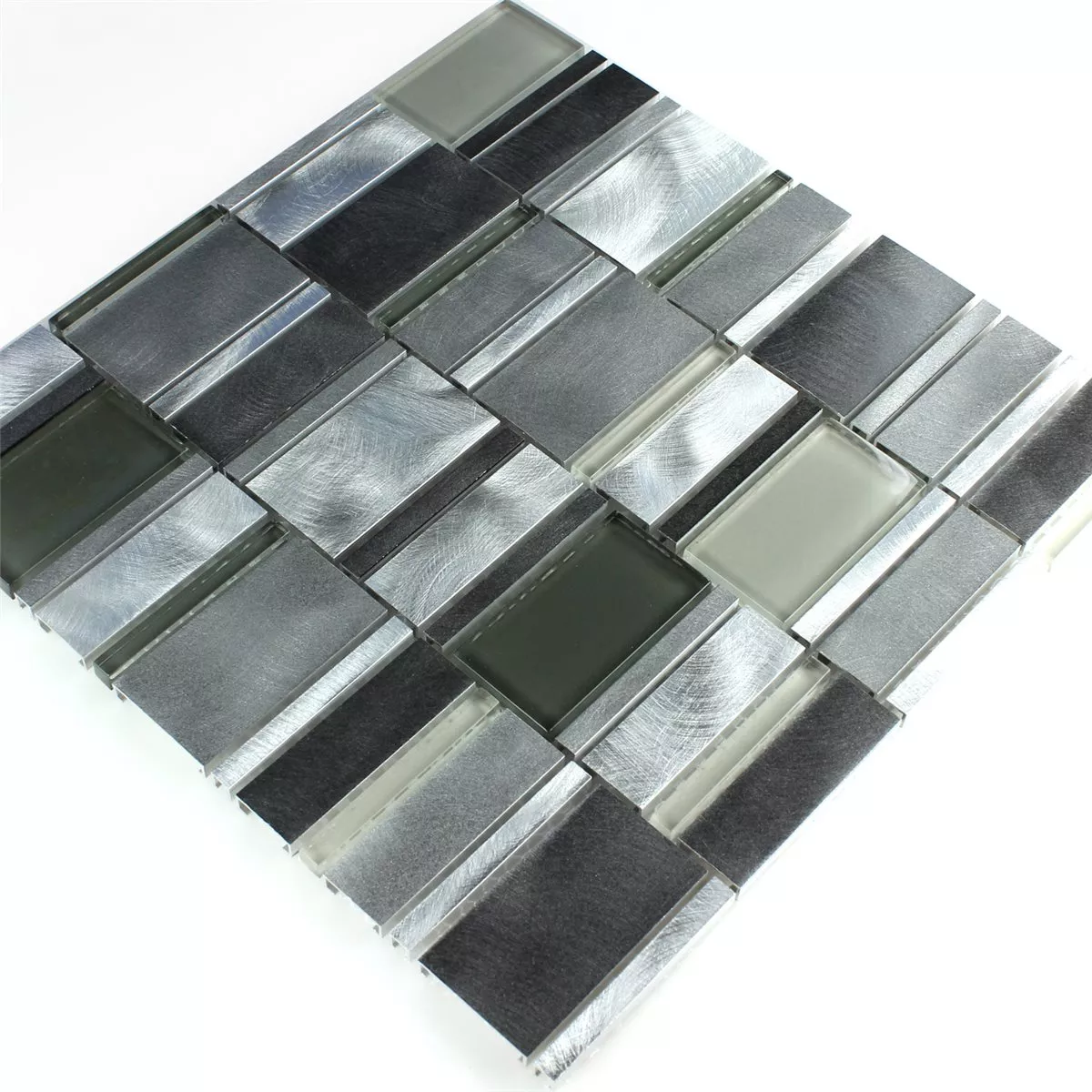 Muster von Mosaikfliesen Aluminium Glas Grau Silber