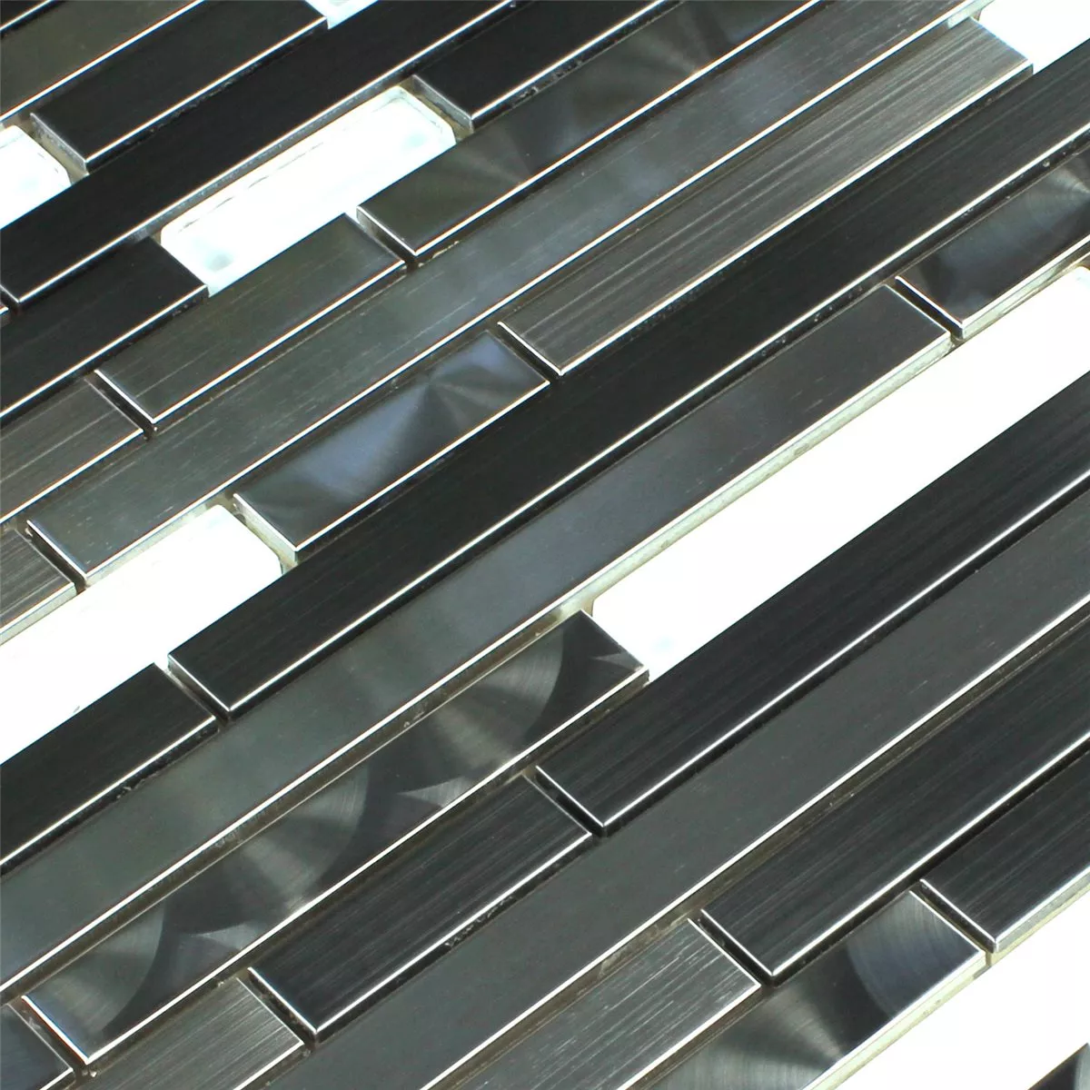 Muster von Mosaikfliesen Metall Glas Weiss Silber Sticks