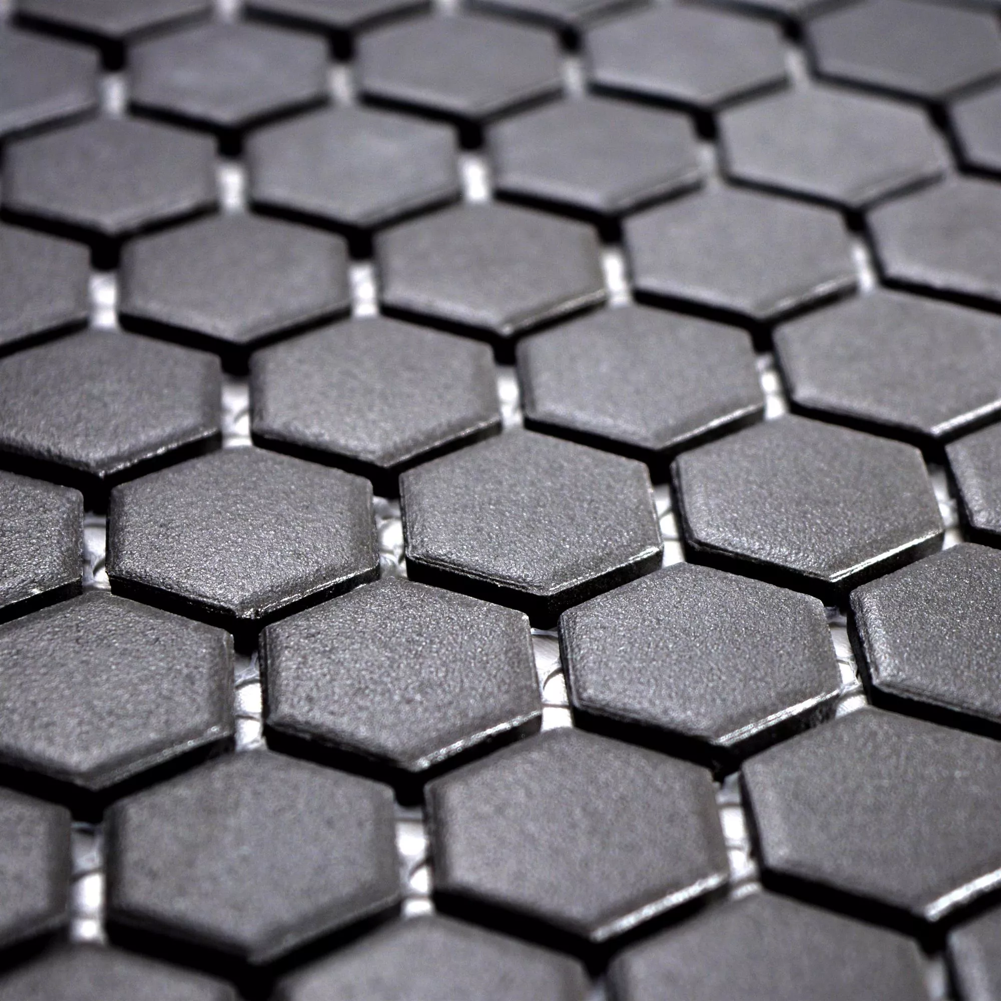Muster von Keramik Mosaikfliesen Hexagon Zeinal Unglasiert Schwarz R10B