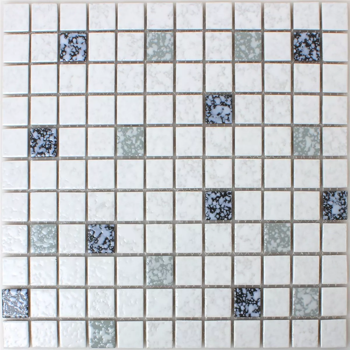 Muster von Mosaikfliesen Keramik Weiss Schwarz Gehämmert