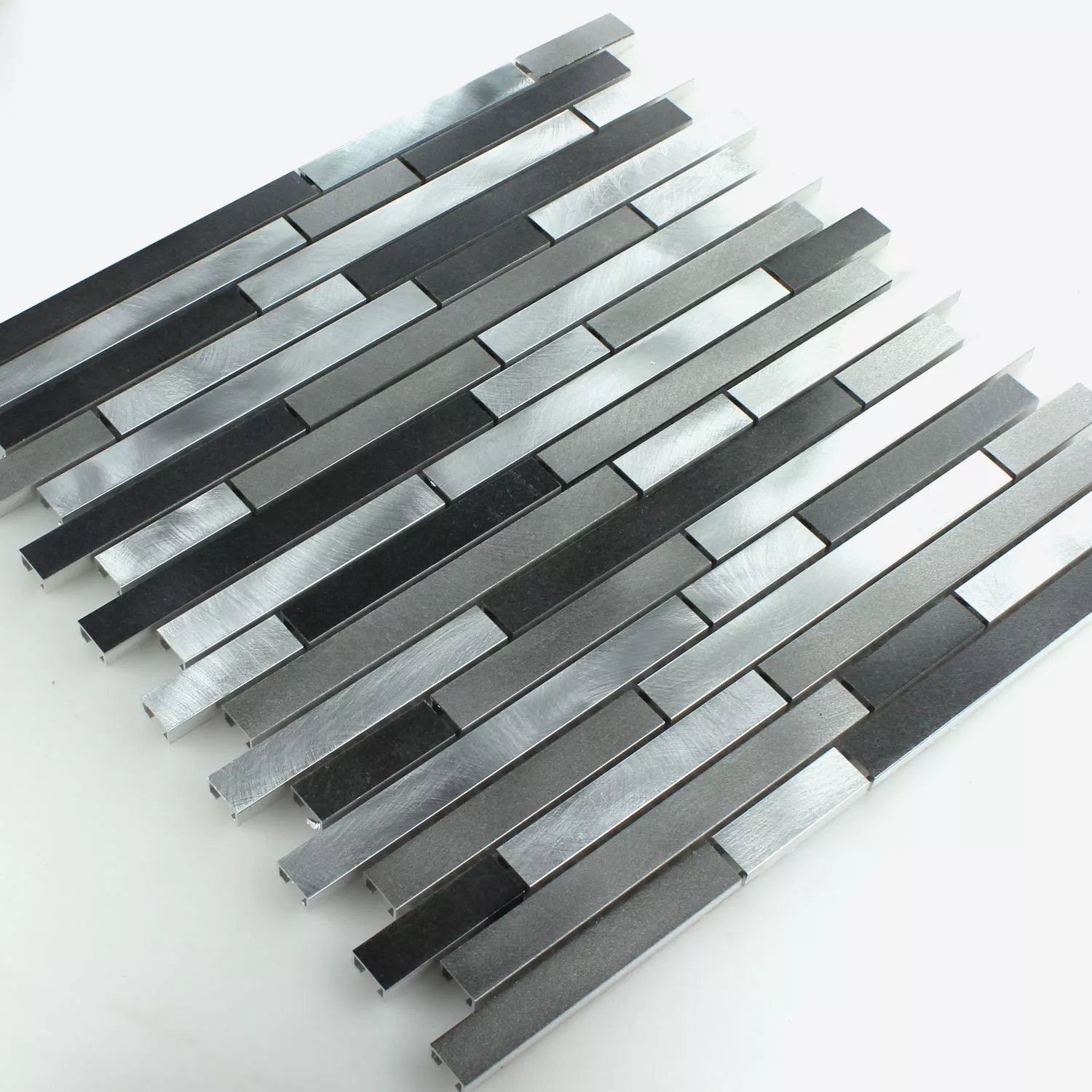 Muster von Mosaikfliesen Aluminium Metall Schwarz Silber Mix