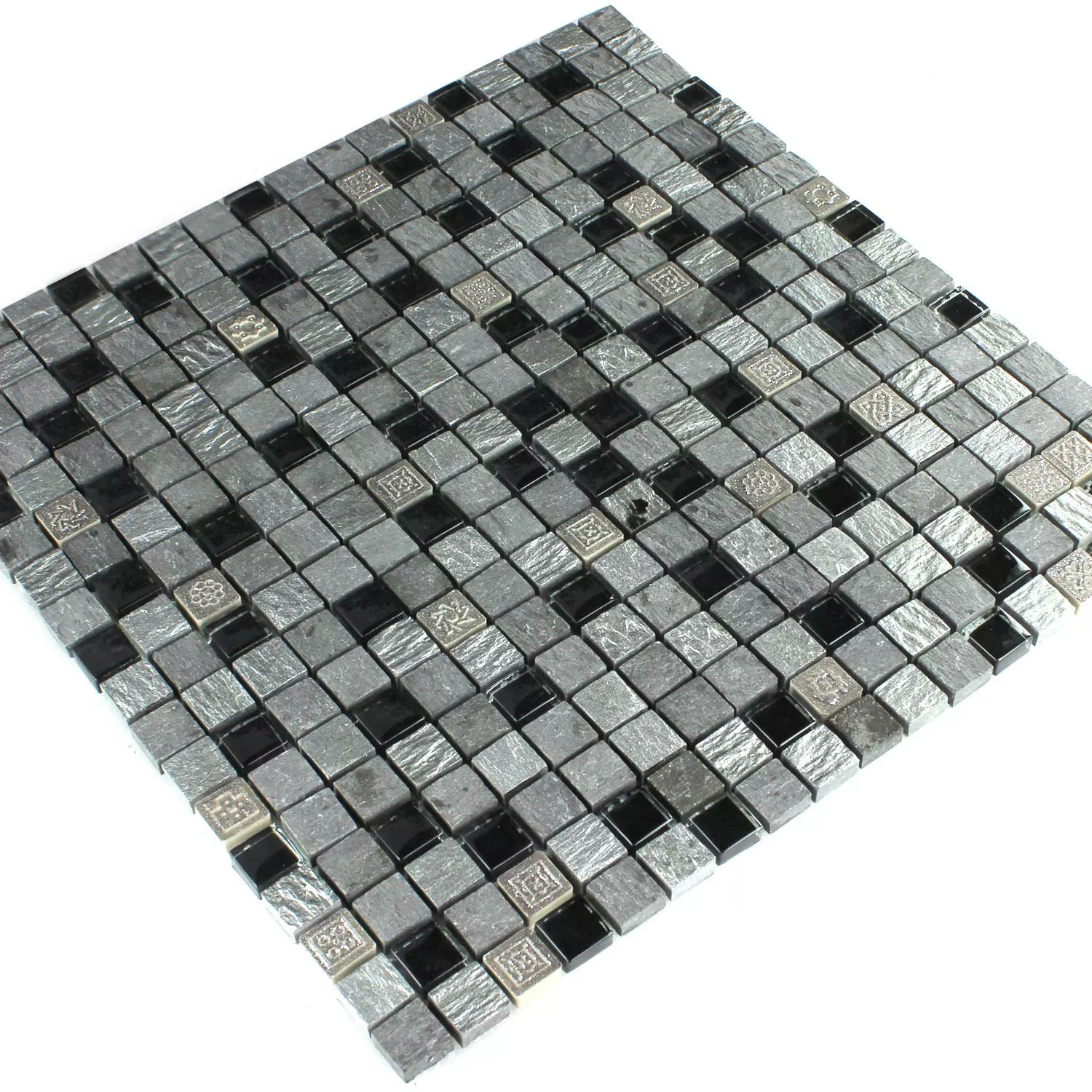 Muster von Mosaikfliesen Glas Naturstein Silber Schwarz